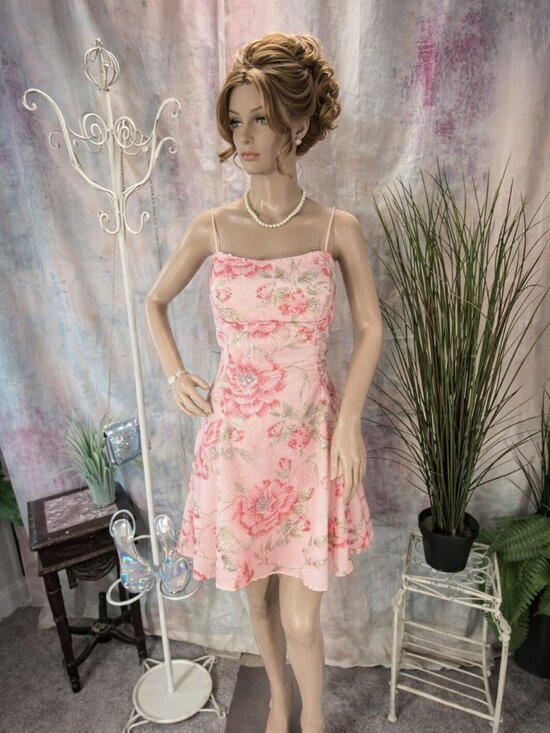 Windsor Dresses & Skirts - NEW 📌Windsor Makenna Floral Sequin Open Lace Up Back Mini Cocktail Dress